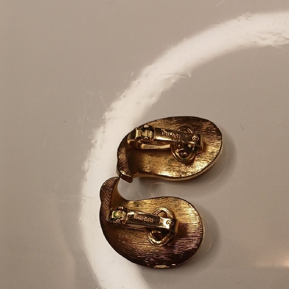 Vintage Signed Trifari Gold Wave Clip-On Earrings - Picture 2 of 7